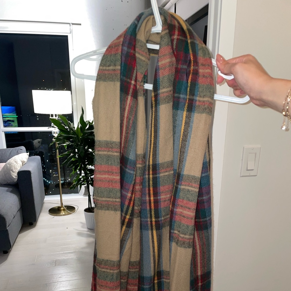 PLAID SCARF WITH TASSELS